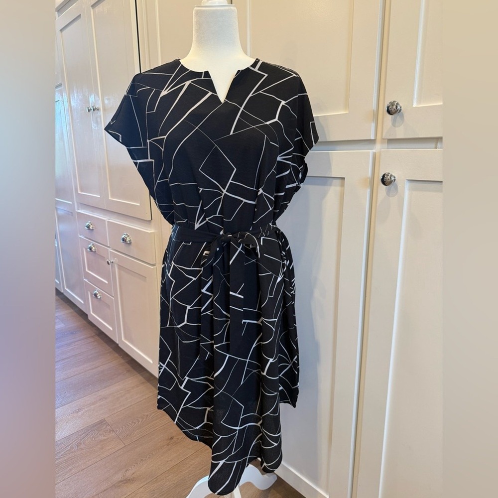 Emery Rose black-and-white geometric pattern size XL. Thin sheath dress with tie
